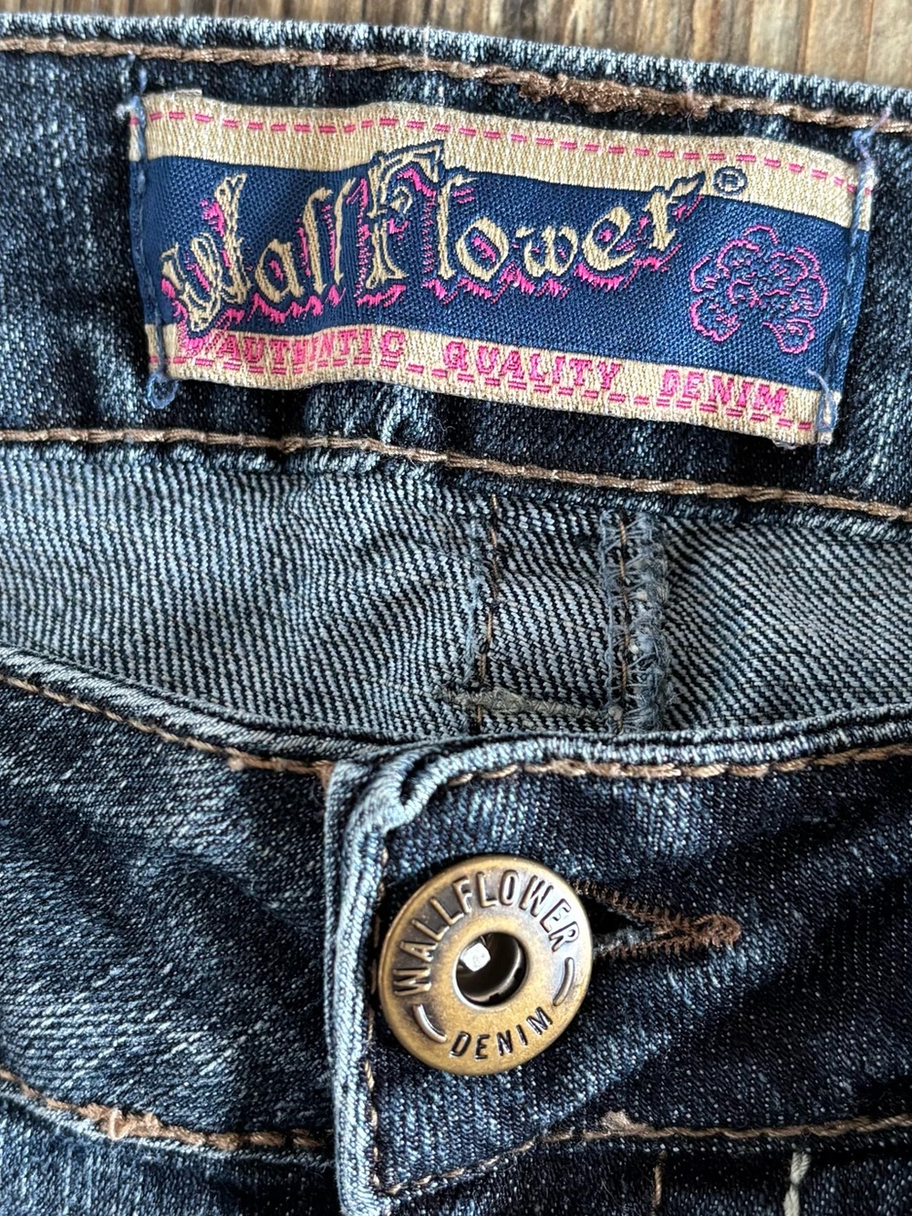 Wallflower Low-Rise Skinny Jeans Womens Jrs 7 Distressed Blue Denim Embroidered - Picture 3 of 11